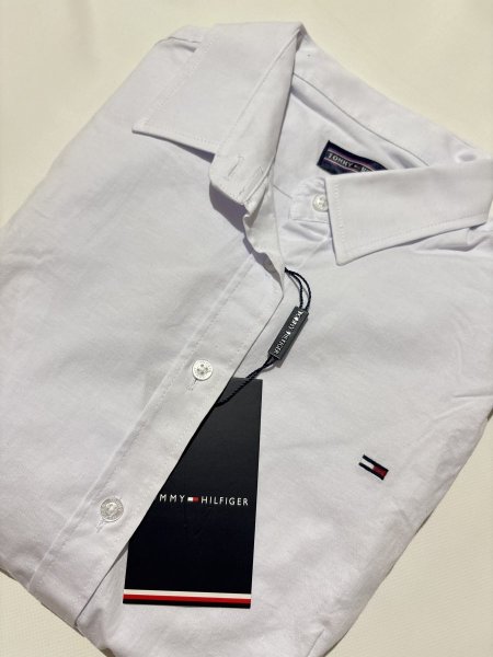 قميص تومي باللون الابيض